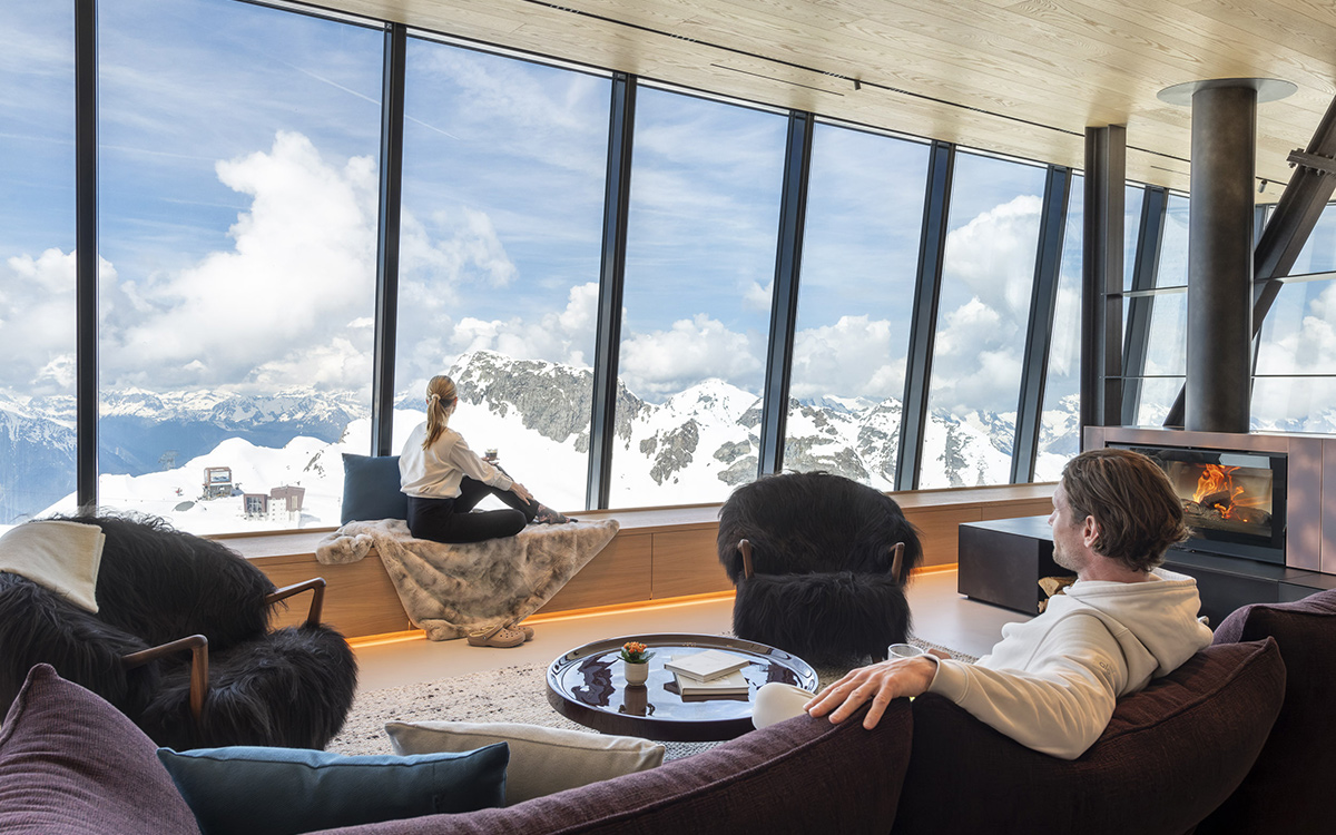 Cabane Tortin lounge with panoramic view